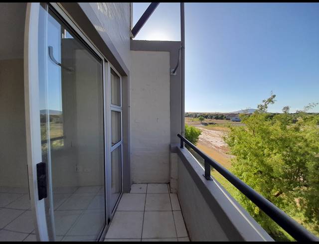 6 BEDROOM APARTMENT FOR SALE IN UITZICHT